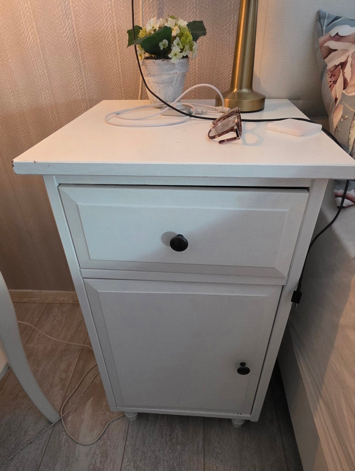 2 Ikea Hemnes witte nachtkastjes, Ophalen, Gebruikt, Minder dan 45 cm, 70 cm of meer