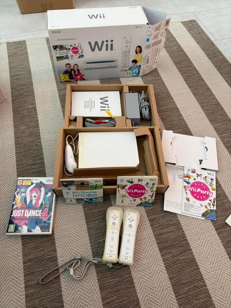 Nintendo Wii party set!, Spelcomputers en Games, Spelcomputers | Nintendo Wii, Ophalen of Verzenden, Zo goed als nieuw, Met 2 controllers