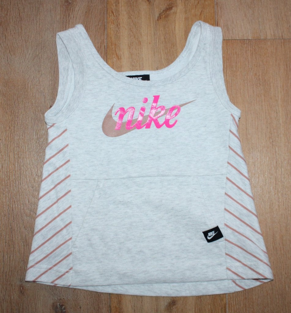 Sweatstof top van Nike 122/128, Kinderen en Baby's, Kinderkleding | Maat 122, Gebruikt, Meisje, Ophalen of Verzenden, Shirt of Longsleeve