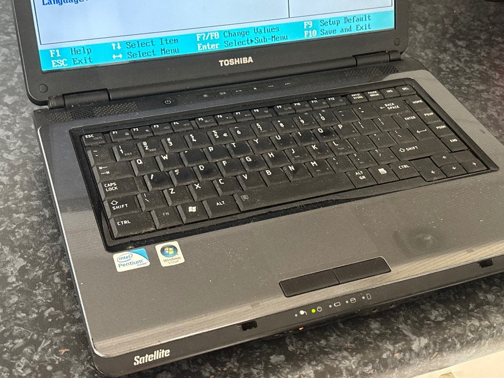 Toshiba Satellite L300 laptop met oplader, Computers en Software, Windows Laptops, Gebruikt, 15 inch, 2 tot 3 Ghz, 4 GB, Qwerty
