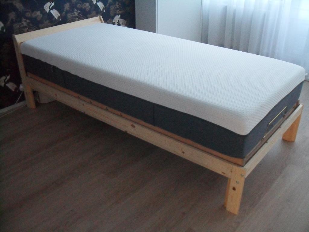 Bedframe met lattenbodem en matras 90x200, Ophalen, 90 cm, 200 cm, Hout