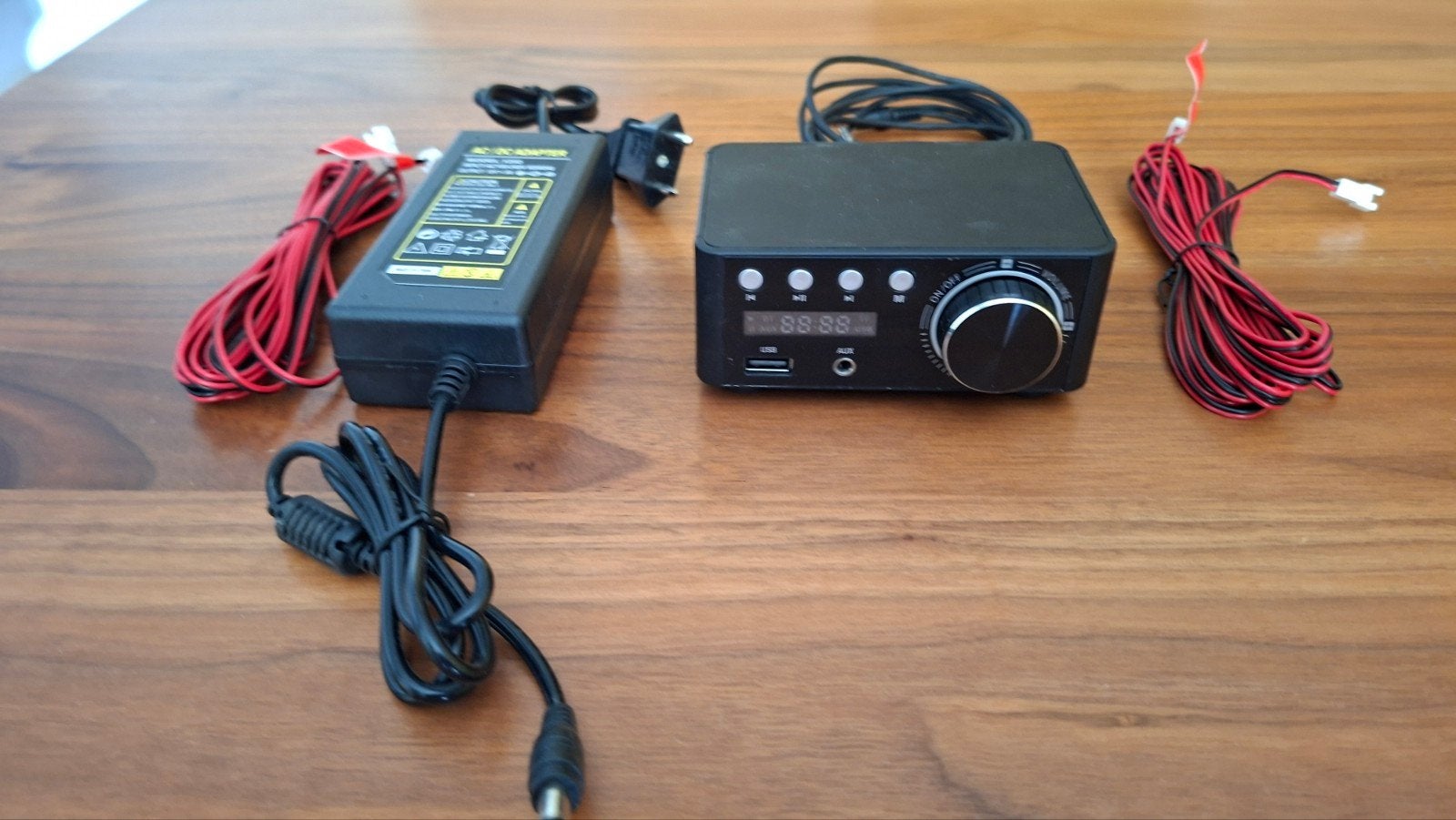 Miniversterker 2x50W. Uitstekend geschik voor (sta-)caravan., Caravans en Kamperen, Ophalen of Verzenden, Zo goed als nieuw