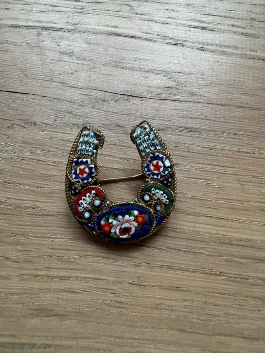 Vintage hoefijzer broche met micro mozaïek, Ophalen of Verzenden, Gebruikt, Overige kleuren, Overige materialen