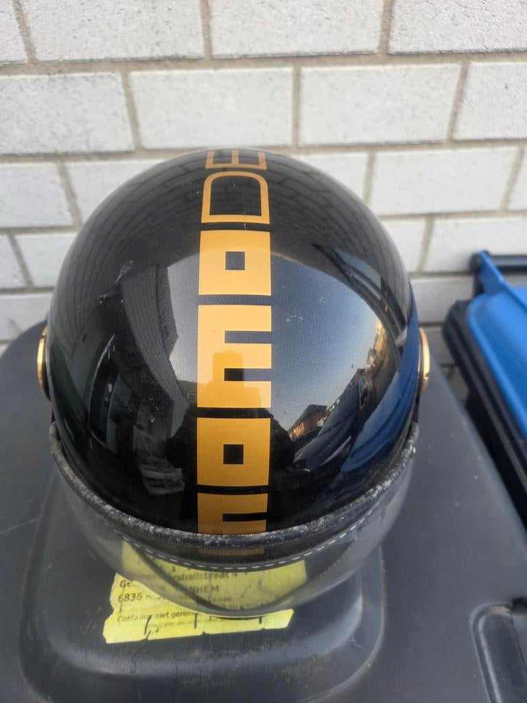 Momodesign Helm - Stijlvolle Scooterhelm Zwart/Goud, Fietsen en Brommers, Brommerhelmen, Gebruikt, Medium, Ophalen of Verzenden