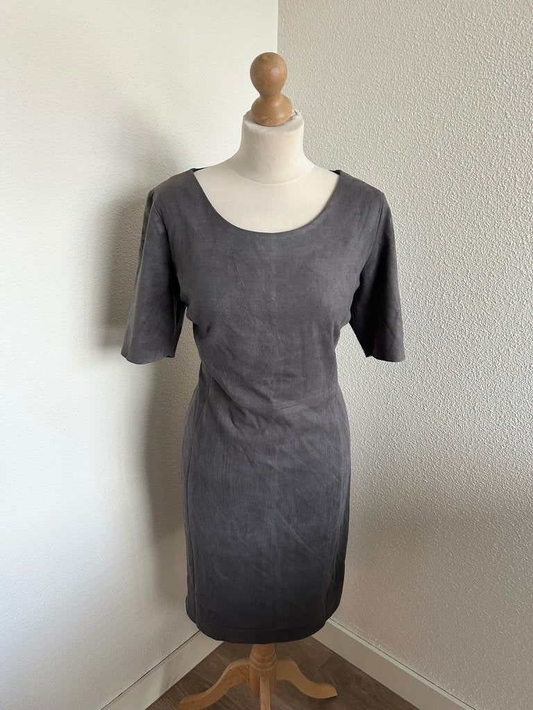 Kyra & Ko maat 44 zilvergrijze suede jurk 2575, Kleding | Dames, Jurken, Kyra & Ko, Maat 42/44 (L), Ophalen of Verzenden, Zo goed als nieuw