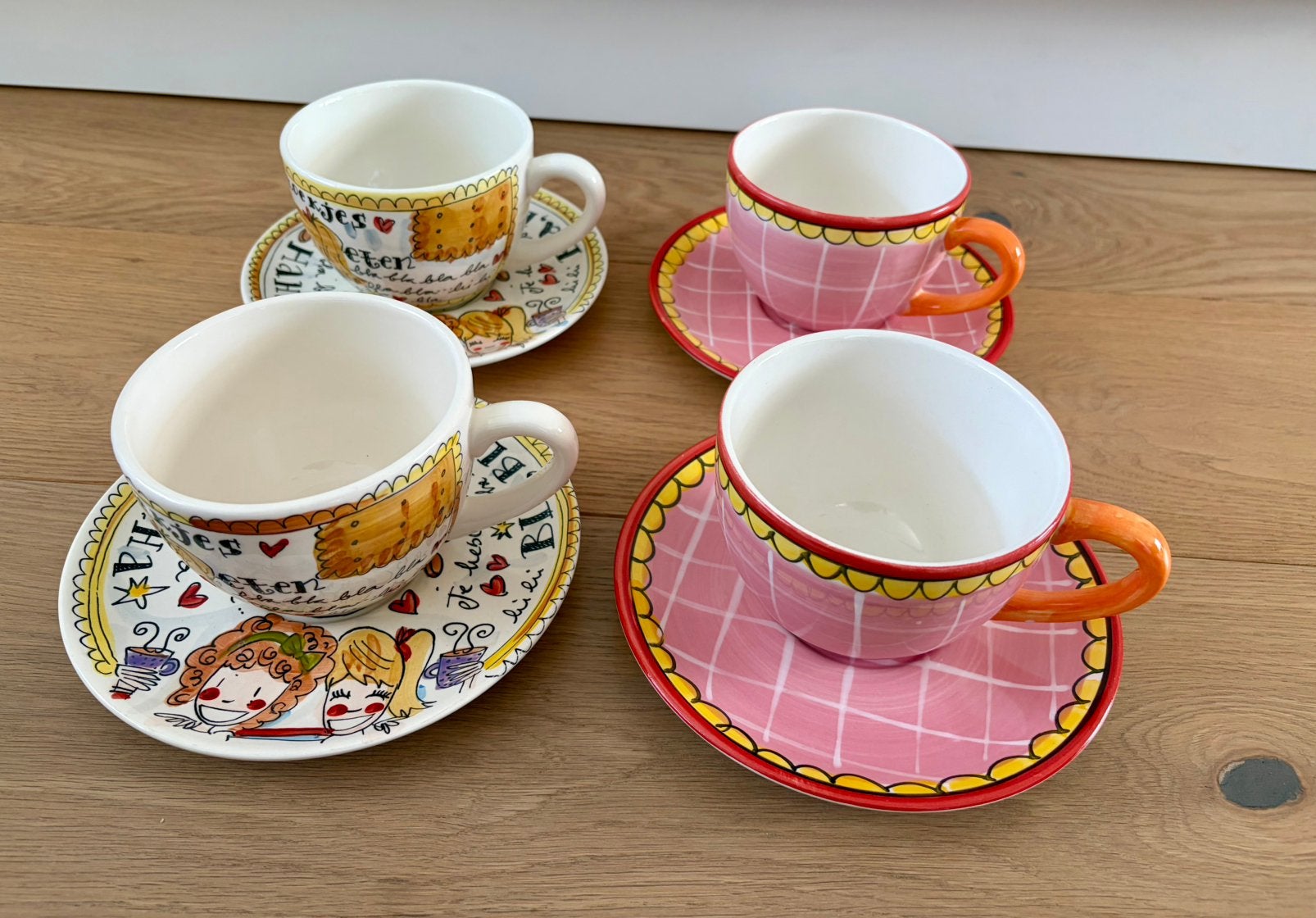 Blond Amsterdam Even Bijkletsen 4 theemokken met schotel, Huis en Inrichting, Keuken | Servies, Ophalen, Zo goed als nieuw, Aardewerk