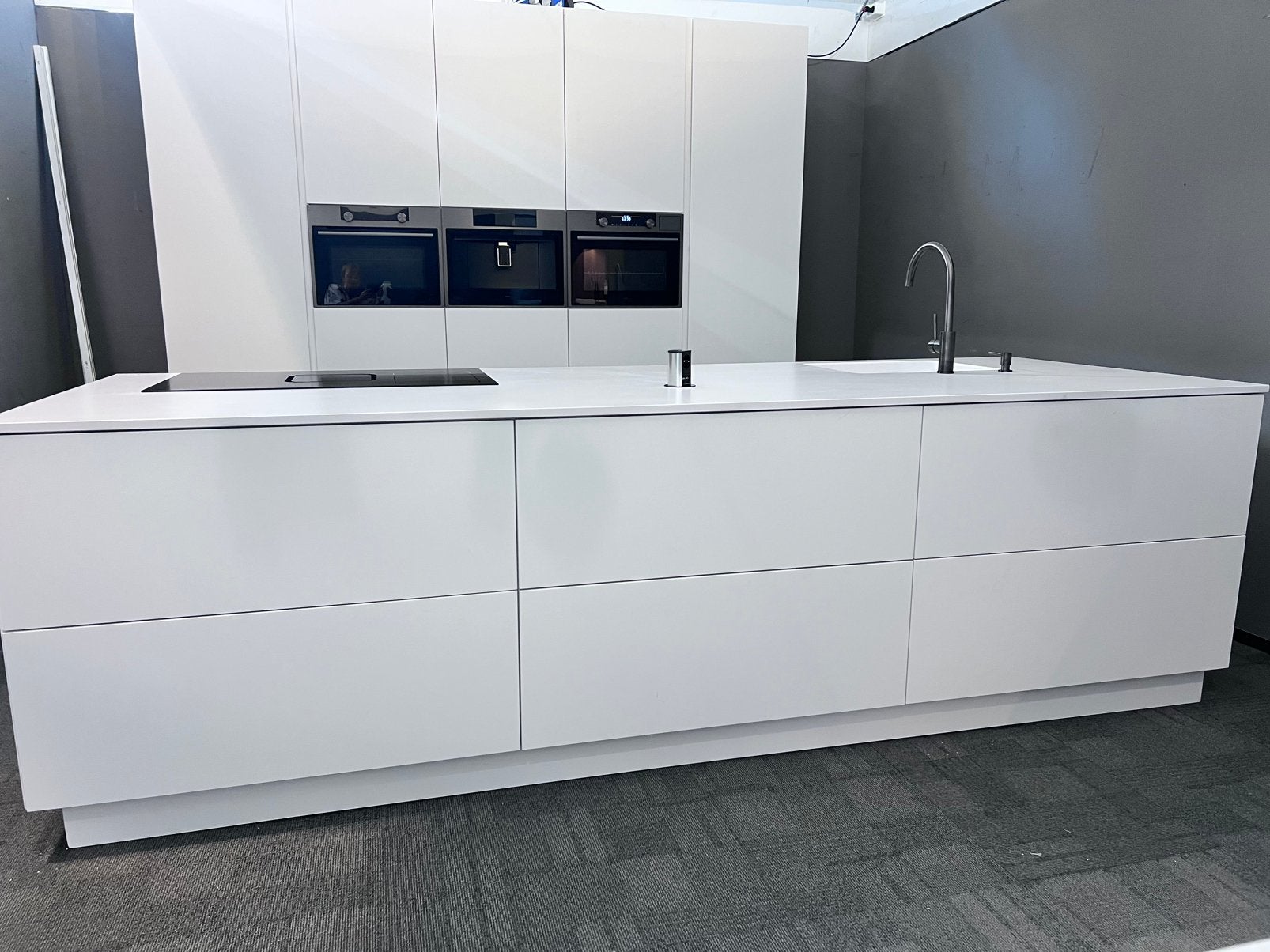 Zeer luxe merk keuken met Atag apparatuur en Arte werkblad., Ophalen, Wit, Graniet of Steen, Dubbelwandige keuken
