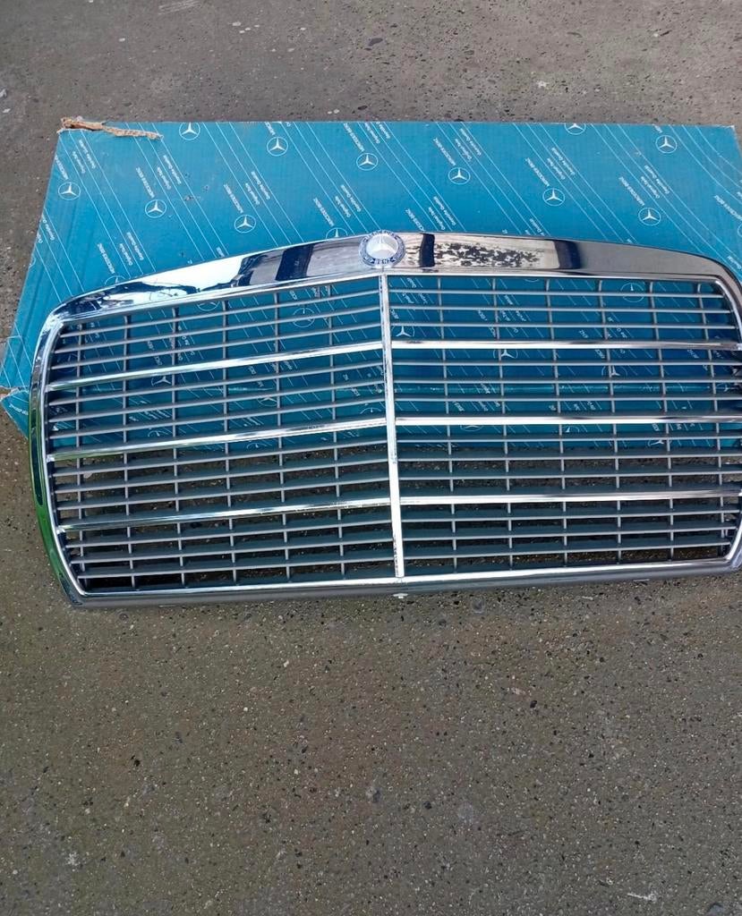 Mercedes W123 grille NieuwA1238800183 originel, Ophalen of Verzenden, Motorkap