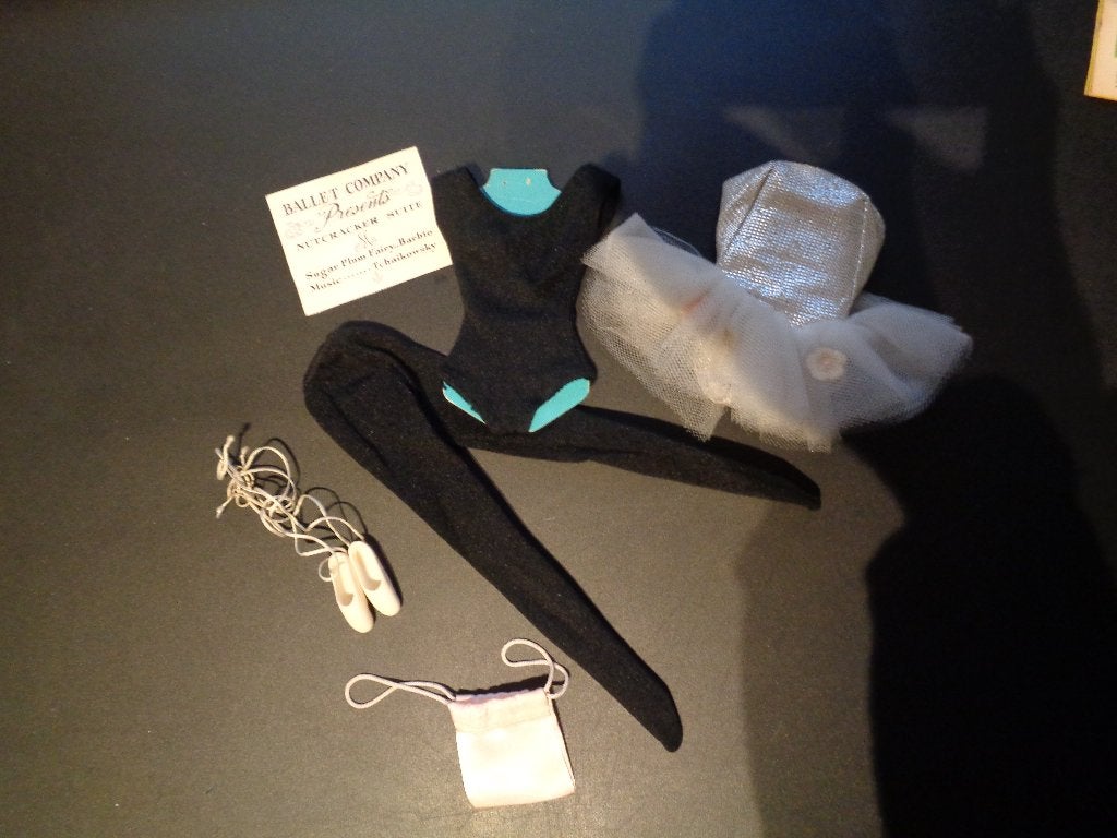 vintage barbie 989 Ballerina (1961-65), Verzamelen, Ophalen of Verzenden, Zo goed als nieuw, Kleertjes