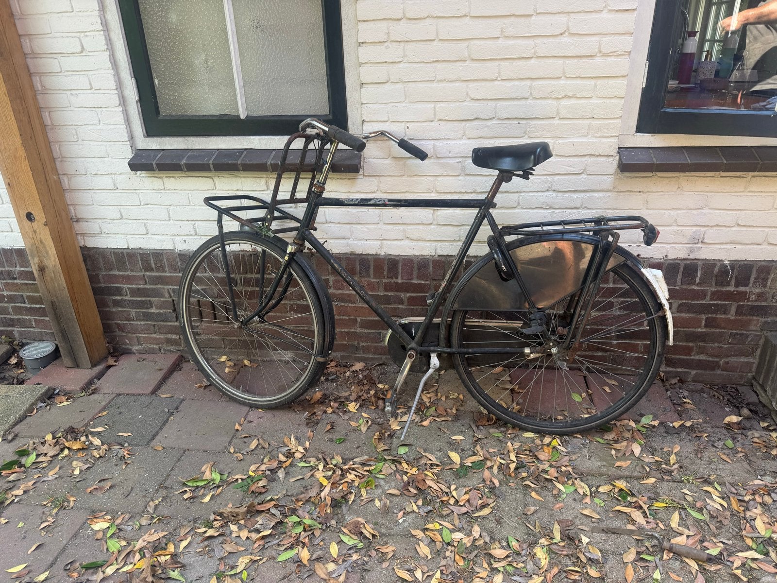 Oude zwarte gazelle opafiets met voordrager en bagagedrager, Fietsen en Brommers, Ophalen, Gebruikt, Overige merken