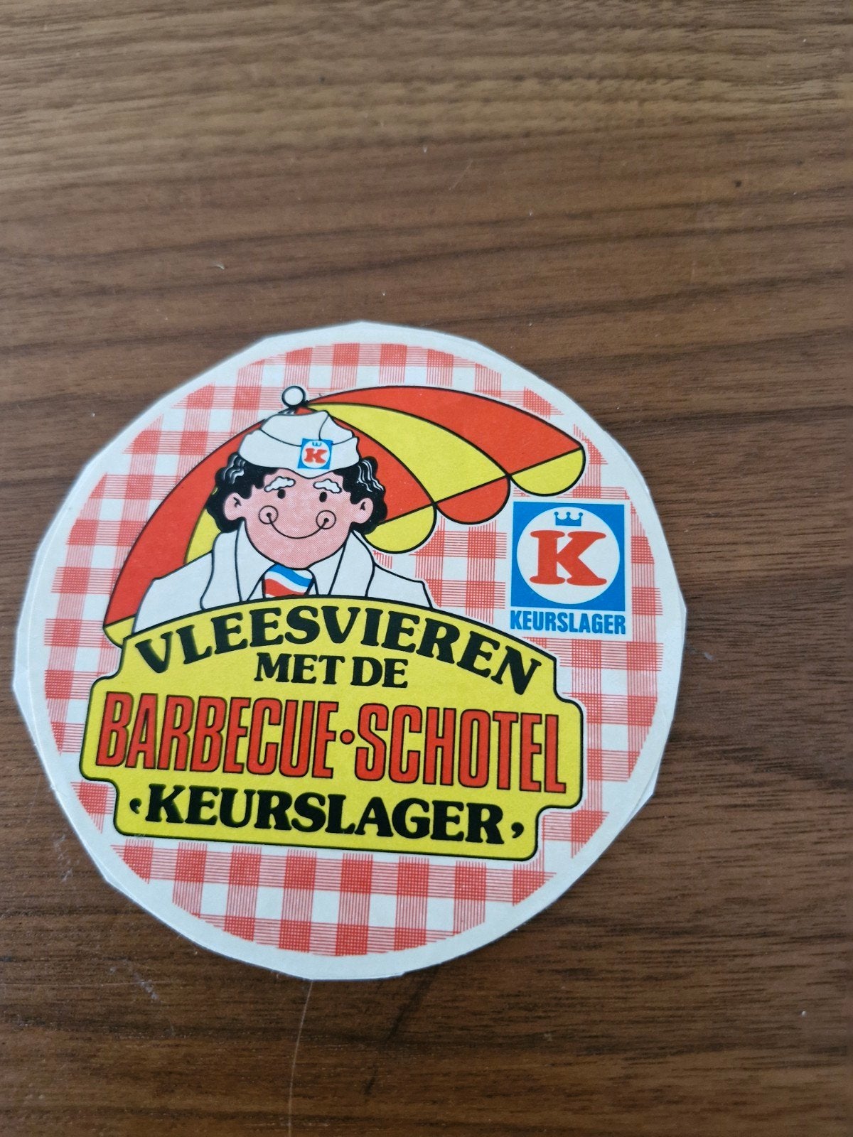 9344 Vintage Keurslager Barbecue Schotel Sticker, Ophalen of Verzenden, Gebruikt, Bedrijf of Vereniging