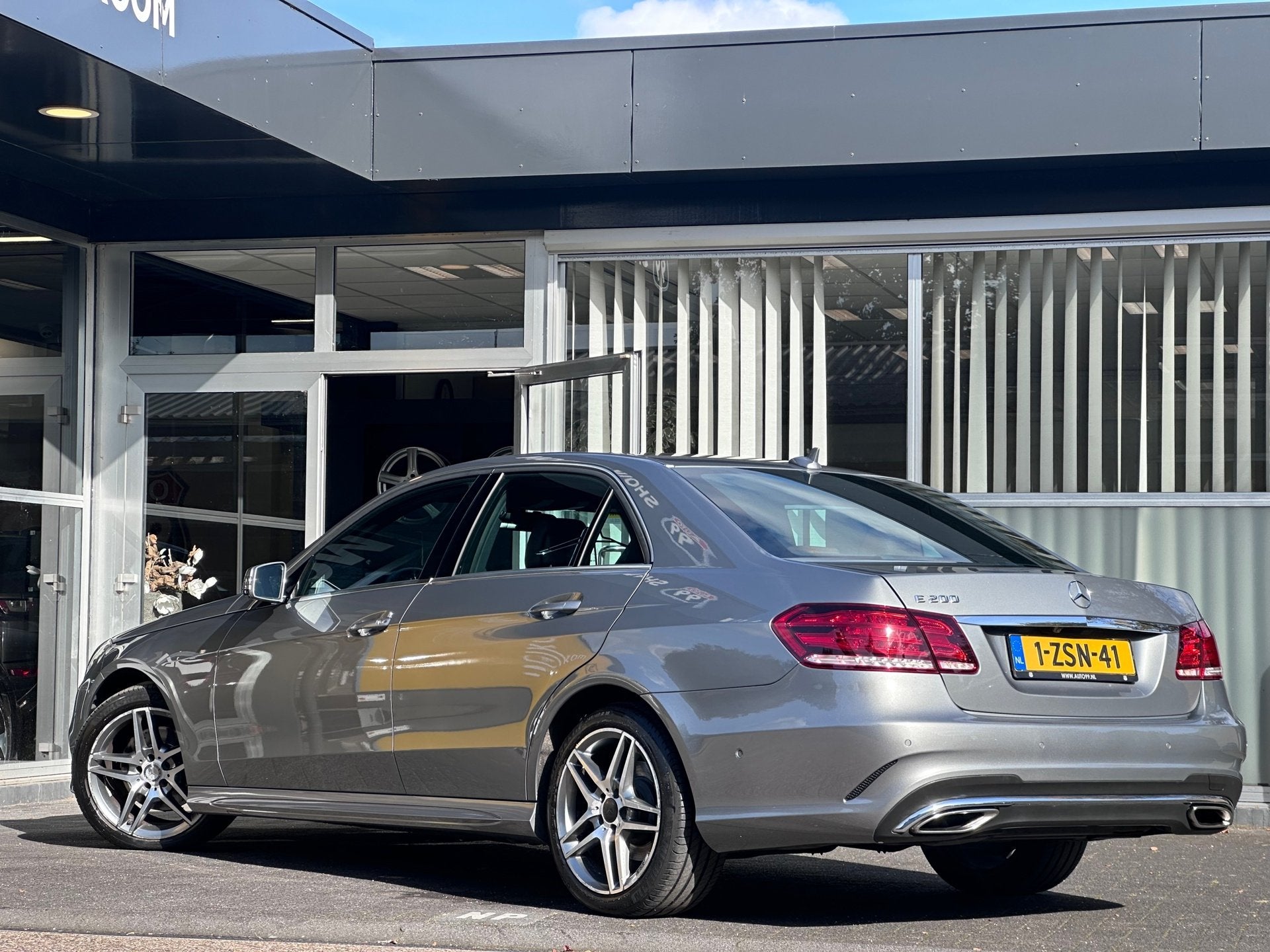 Mercedes-Benz E-klasse 200 Prestige Avantgarde ORG NL / AMG-, Auto's, Dealer onderhouden, Achterwielaandrijving, Gebruikt, Euro 6