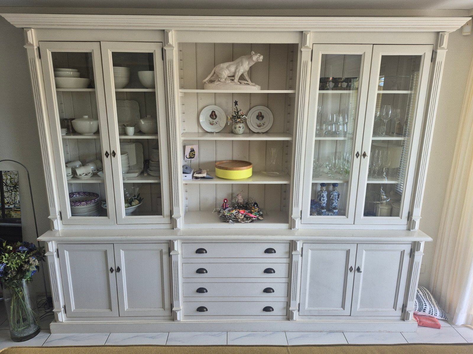 Grote witte buffetkast met vitrines en lades, Ophalen, Gebruikt, Met deur(en), Landelijke/Klassieke buffetkast