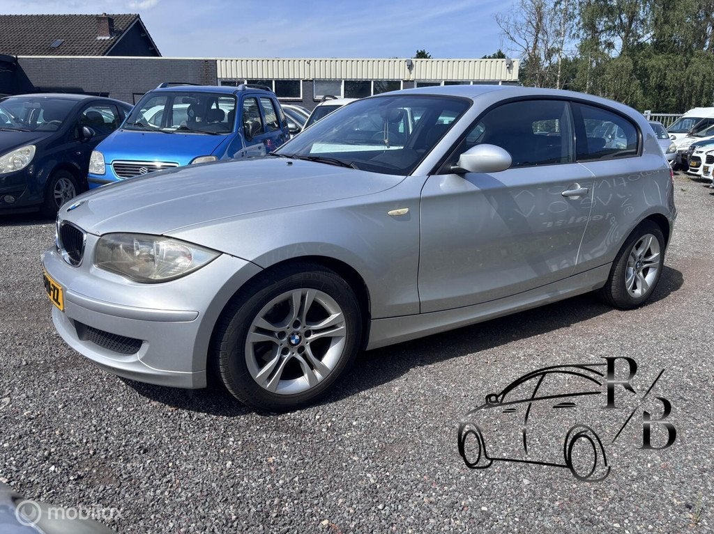 BMW 1-serie 116i Introduction airco mooie auto, Gebruikt, Zwart, 4 cilinders, Origineel Nederlands