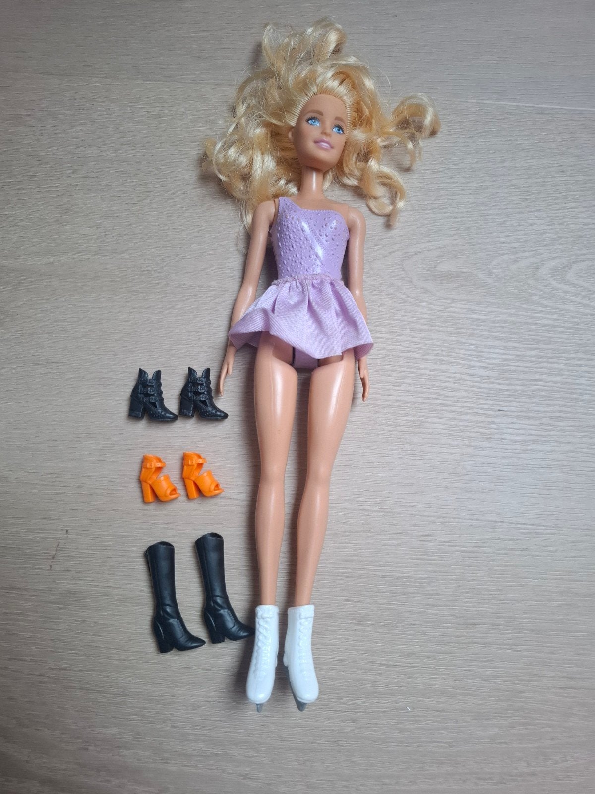 Barbie pop met diverse schoenen en schaatsen, Ophalen of Verzenden, Zo goed als nieuw, Meisje