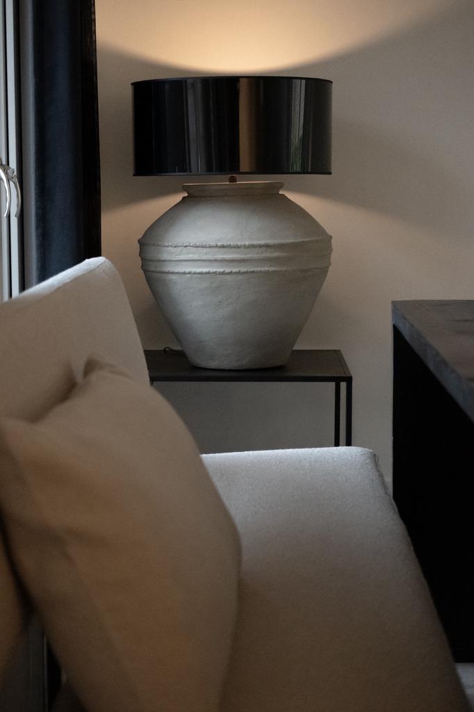 Oude kruiklamp met nieuwe zwarte glim kap, Huis en Inrichting, Lampen | Tafellampen, Nieuw, 75 cm of meer, Ophalen