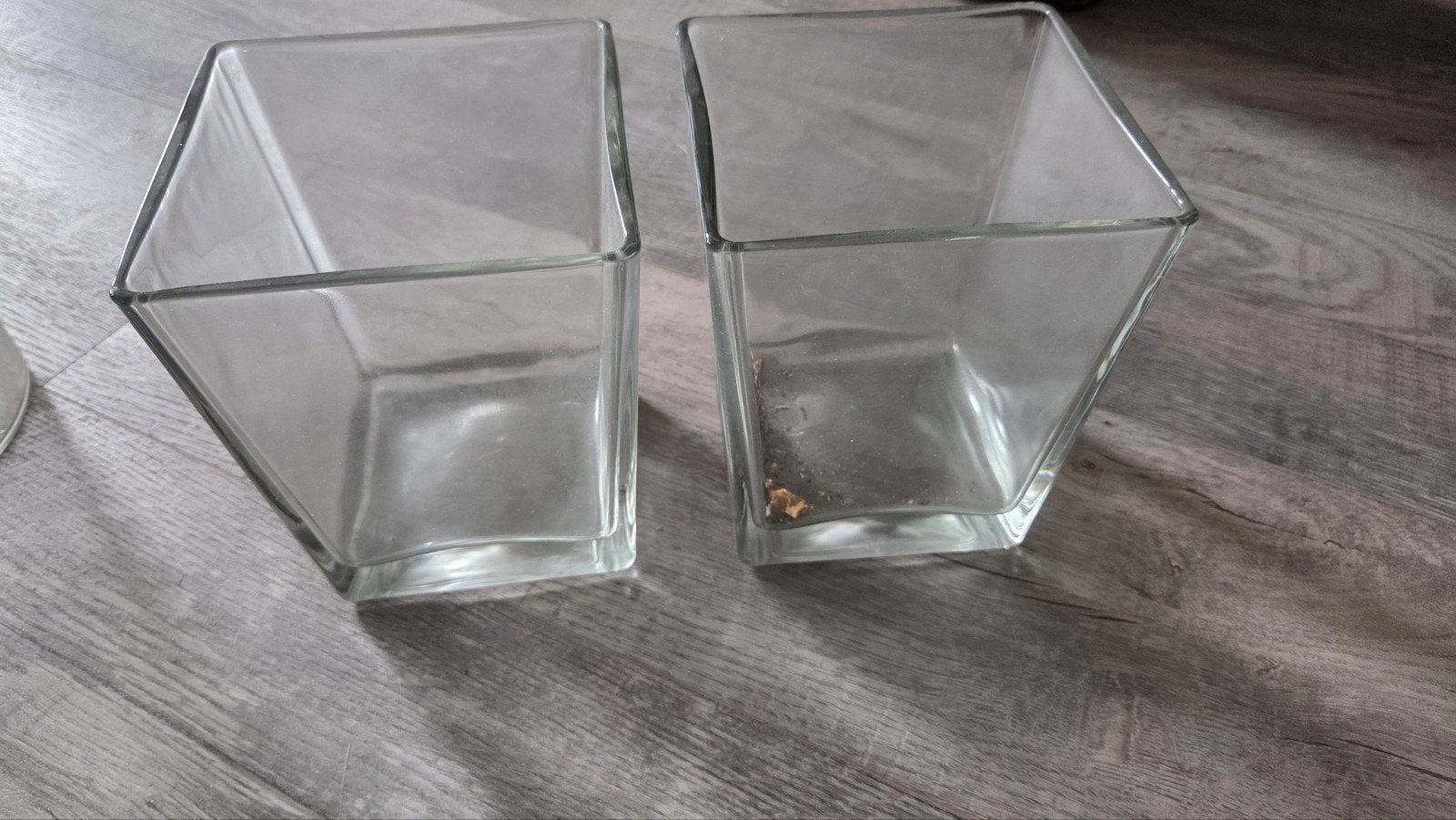 2 glazen vierkante zware vazen - prima staat, Huis en Inrichting, Ophalen, Gebruikt, Transparant, Glas