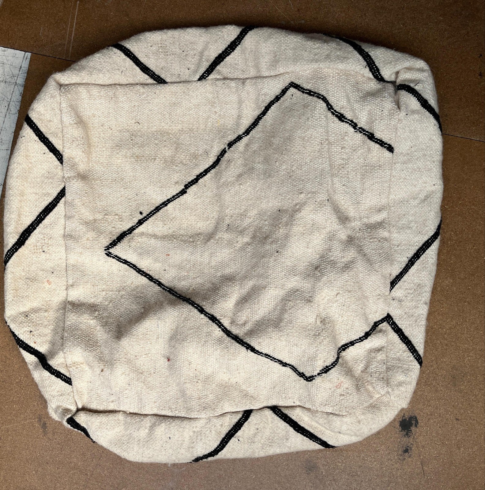 Nieuwe Marokkaanse berber wollen kelim, vloerkussen poef, Ophalen of Verzenden, Nieuw, Vierkant, 50 tot 75 cm