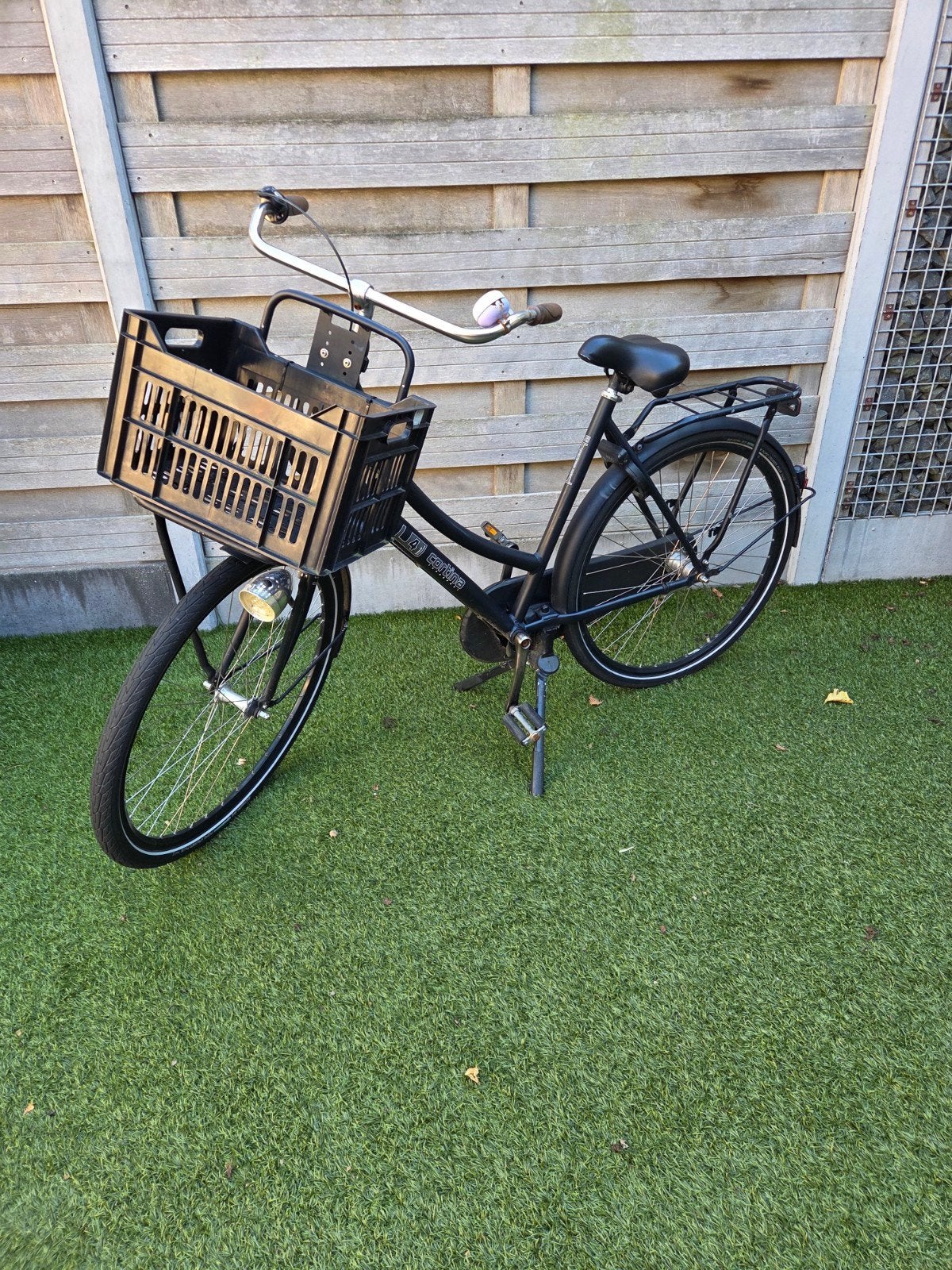Zwarte stadsfiets met voordrager en mand, Fietsen en Brommers, Terugtraprem, Ophalen, Overige merken, 53 tot 56 cm