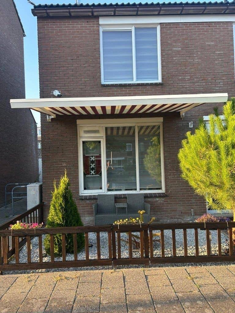 Mooi en goed werkend elektrisch zonnescherm roodbeige, Ophalen, 150 tot 300 cm, Knikarmscherm, Nieuw