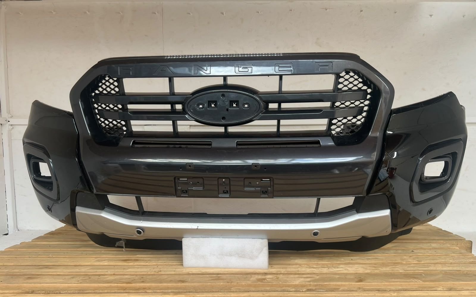 Voorbumper Ford RANGER T8 19-22 JB3B-17C831-D 6xpdc Bumper, Gebruikt, Voor, Info@ford.com, Ophalen of Verzenden