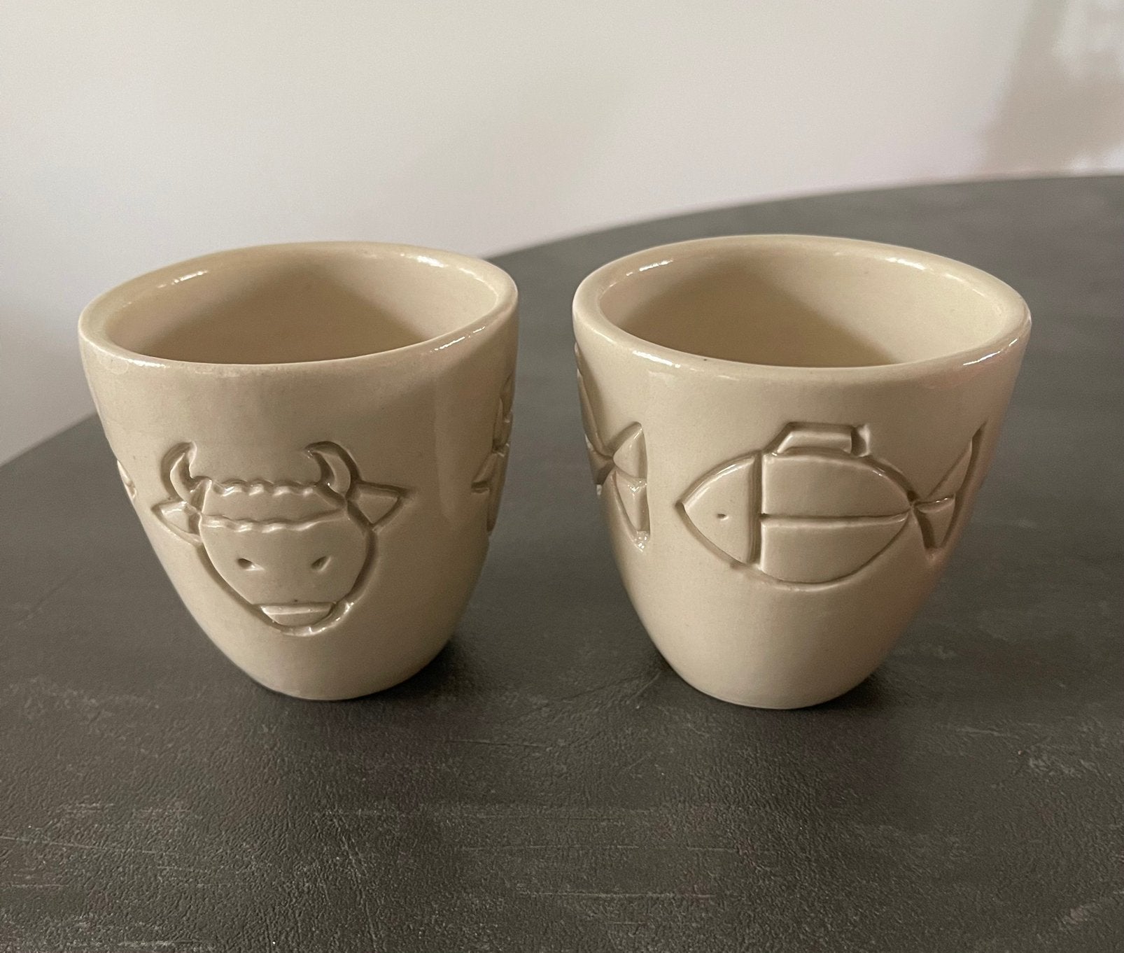 2 koffiemokjes sterrenbeeld stier en vissen, Ophalen of Verzenden, Gebruikt, Overige stijlen