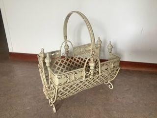 Shabby Chic metalen sierlijke mand krantenbak lectuurmand, Antiek en Kunst, Ophalen