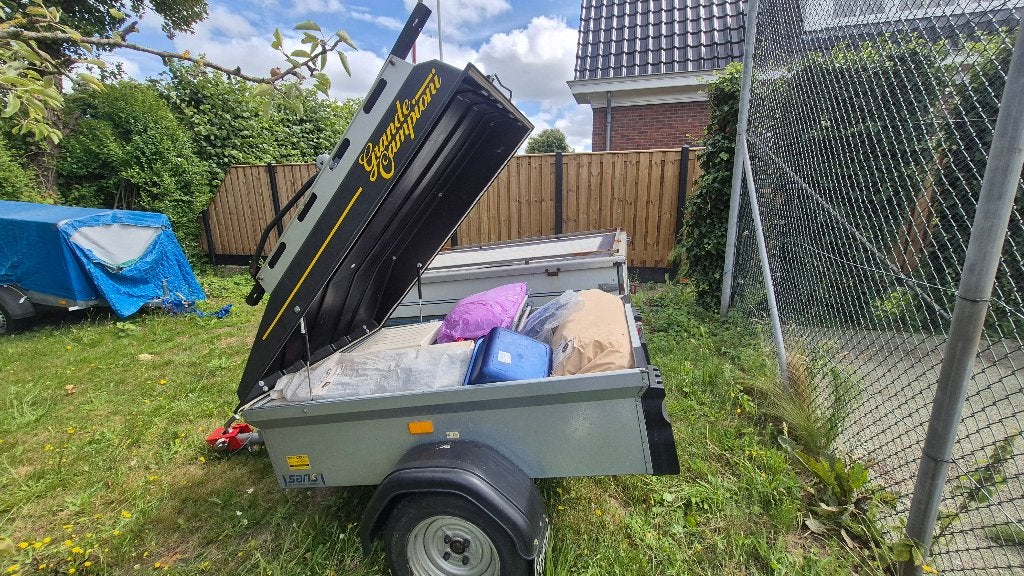 Vakantieaanhangwagen met tent stoelen tafel gasfornuis enz, Ophalen, Gebruikt