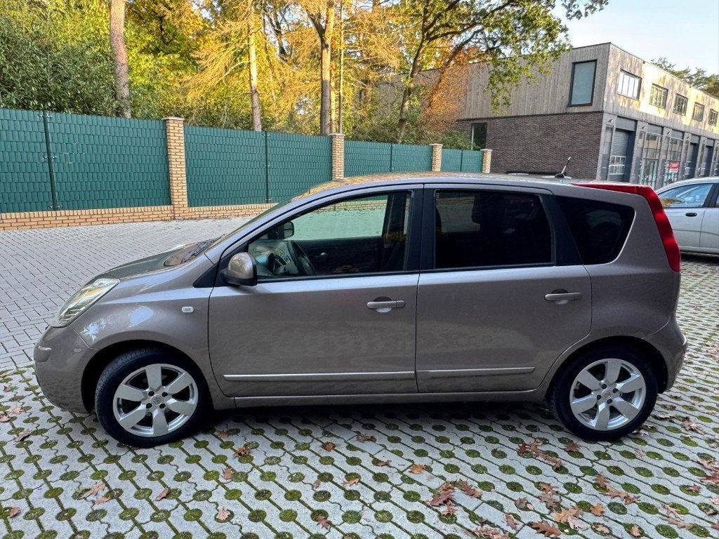 Nissan Note 1.4 16V 2008 Bruin Zeer goed onderhouden!, Auto's, Voorwielaandrijving, Dealer onderhouden, 40 €/maand, Zwart