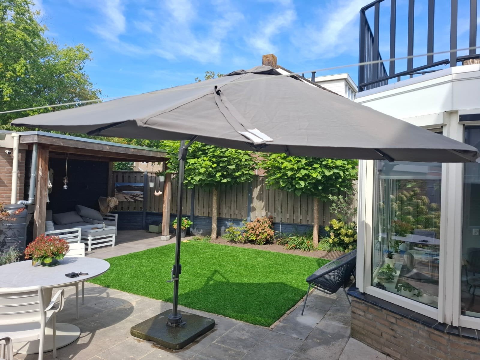 mooie parasol met voet. mag weg voor weinig, Tuin en Terras, Ophalen, Zo goed als nieuw, Zweefparasol