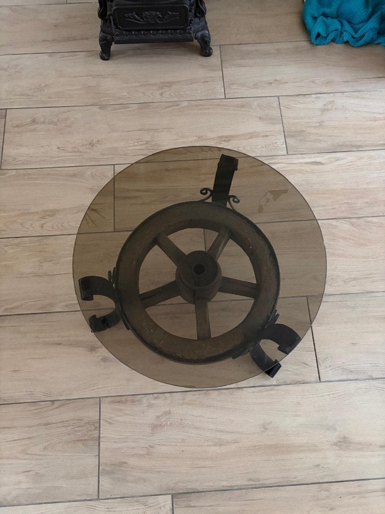 Unieke industriële salontafel Ø65 cm, houten wiel & glasblad, Ophalen, Gebruikt, 50 tot 100 cm, Rond