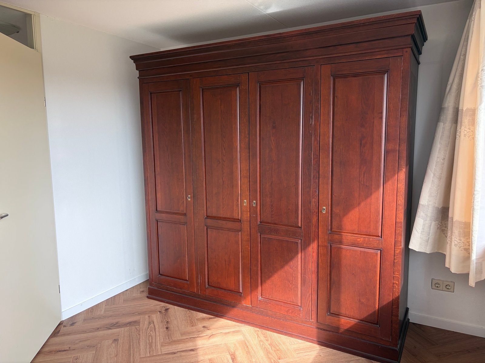 Grote houten kledingkast met vier deuren, Ophalen, Gebruikt, 200 cm of meer, 200 cm of meer