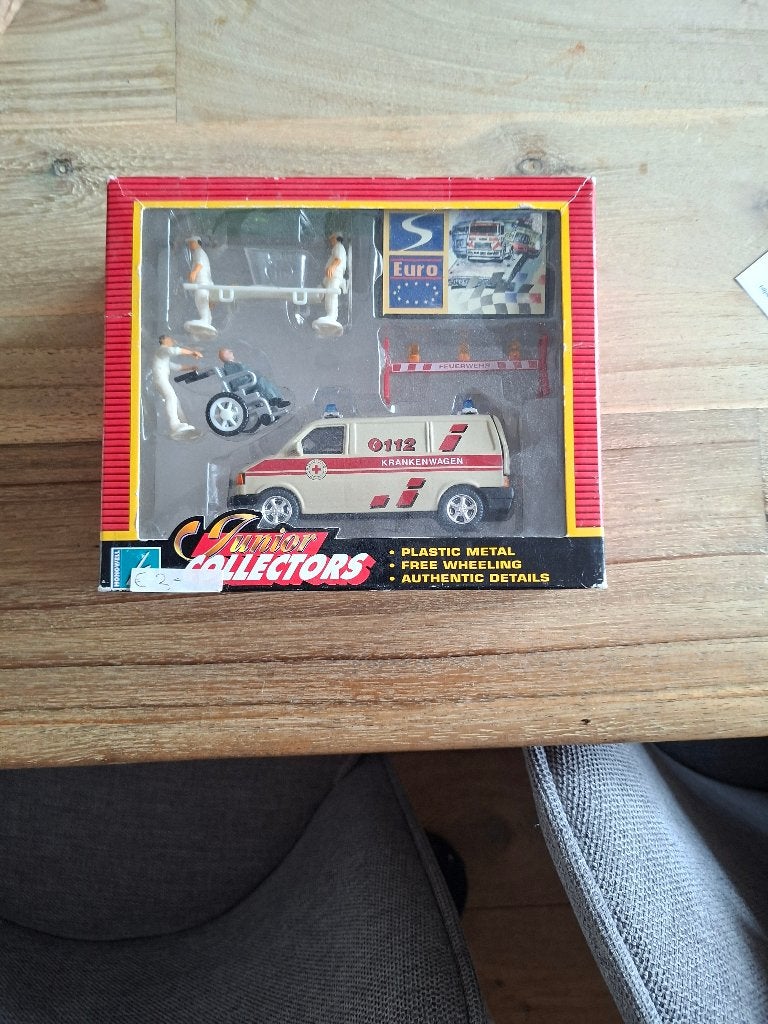 Schaalmodel Ambulance met personeel, Ophalen of Verzenden, Nieuw, Auto