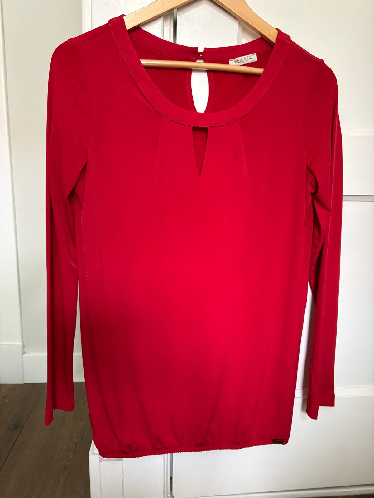 Maicazz Rode Blouse met Lange Mouwen en Keyhole Detail, Kleding | Dames, Ophalen of Verzenden, Zo goed als nieuw, Lange mouw, Maat 36 (S)
