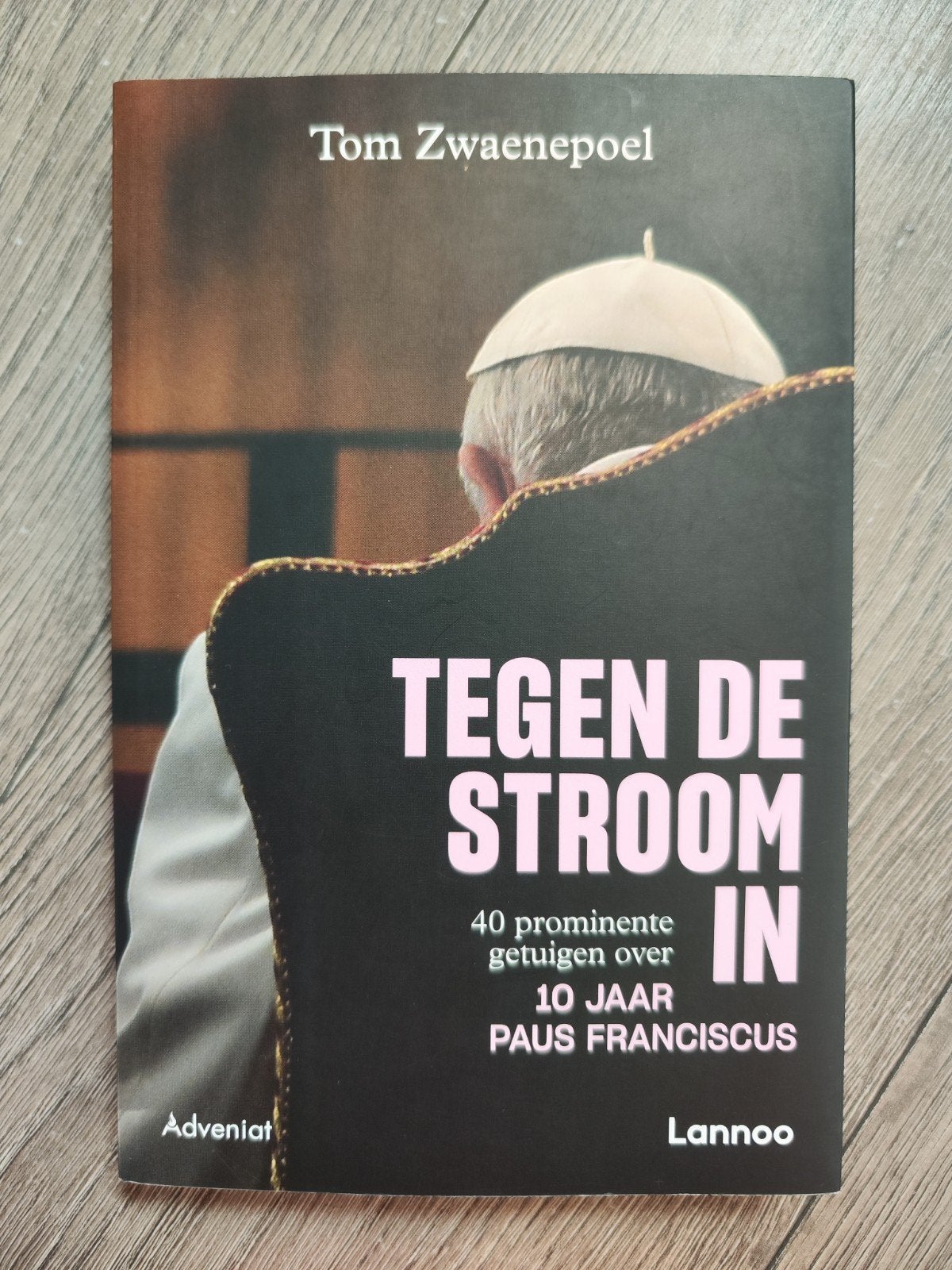 Tegen de stroom in – Tom Zwaenepoel | 10 jaar Paus, Boeken, Ophalen of Verzenden, Zo goed als nieuw, Tom Zwaenepoel