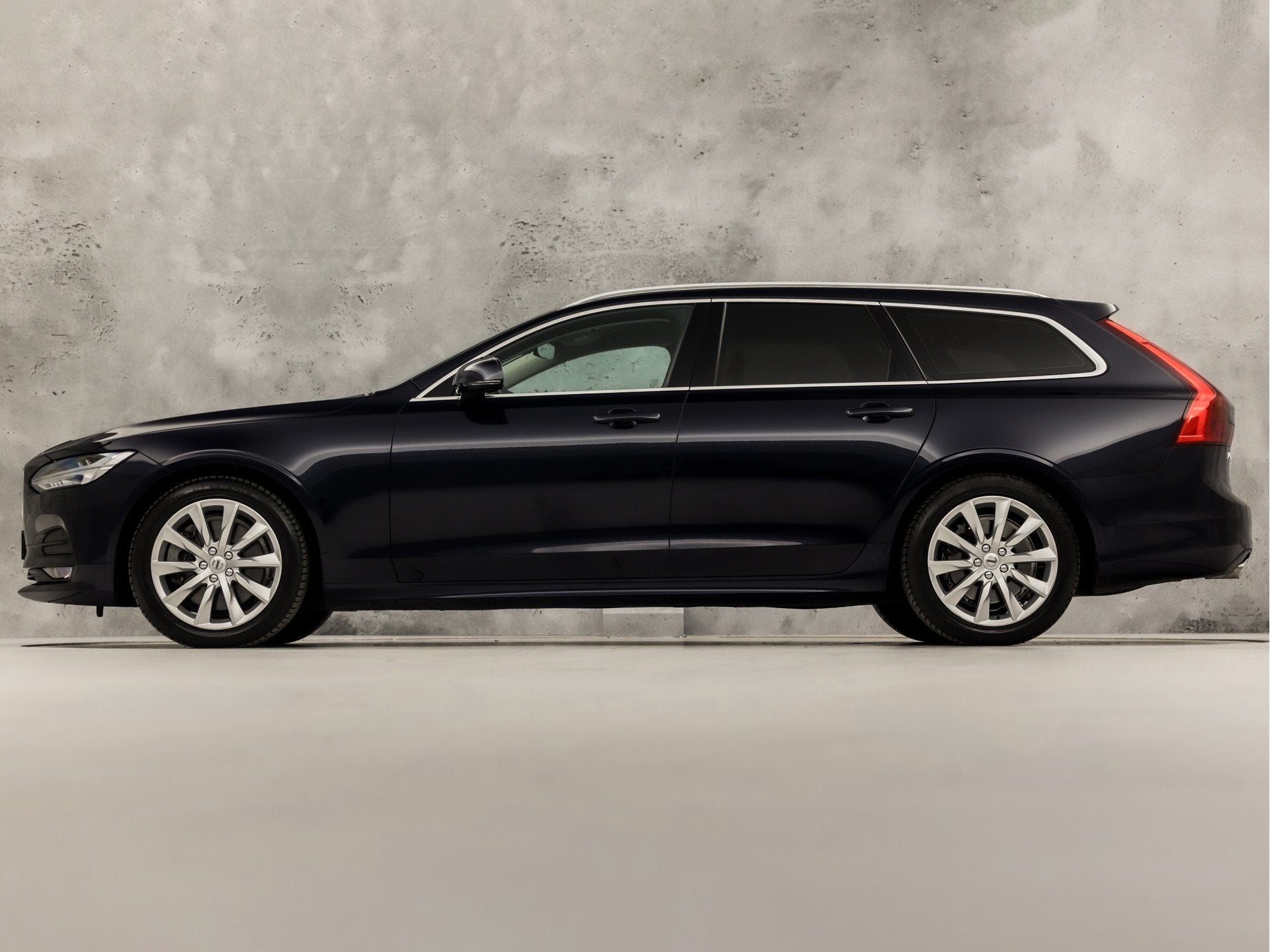Volvo V90 2.0 T4 Momentum Sport 190Pk Automaat (APPLE CARPLA, 12 maanden, 15 km/l, Blauw, 1616 kg