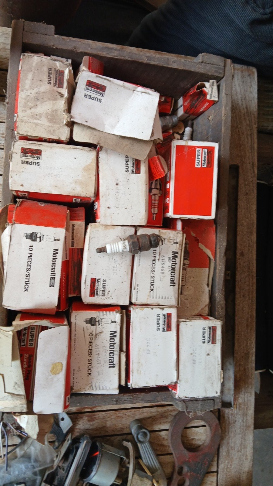 krat met ongeveer 130 nieuwe ford bougies, Ophalen of Verzenden, Nieuw, Ford