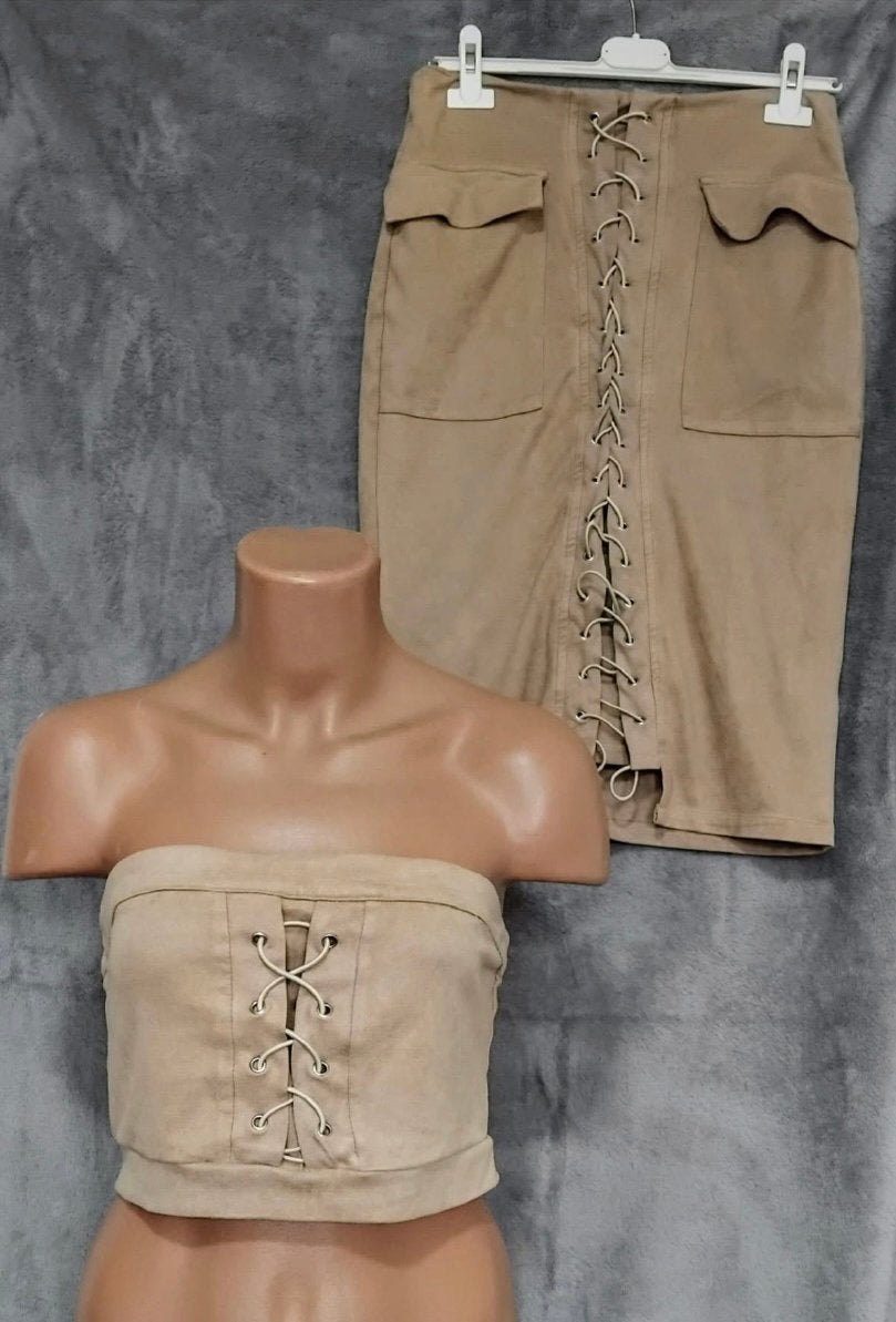 zgan! 2 delige Prachtige suedine set mt M, Kleding | Dames, Jurken, Zo goed als nieuw, Maat 38/40 (M), Beige, Boven de knie, Ophalen of Verzenden