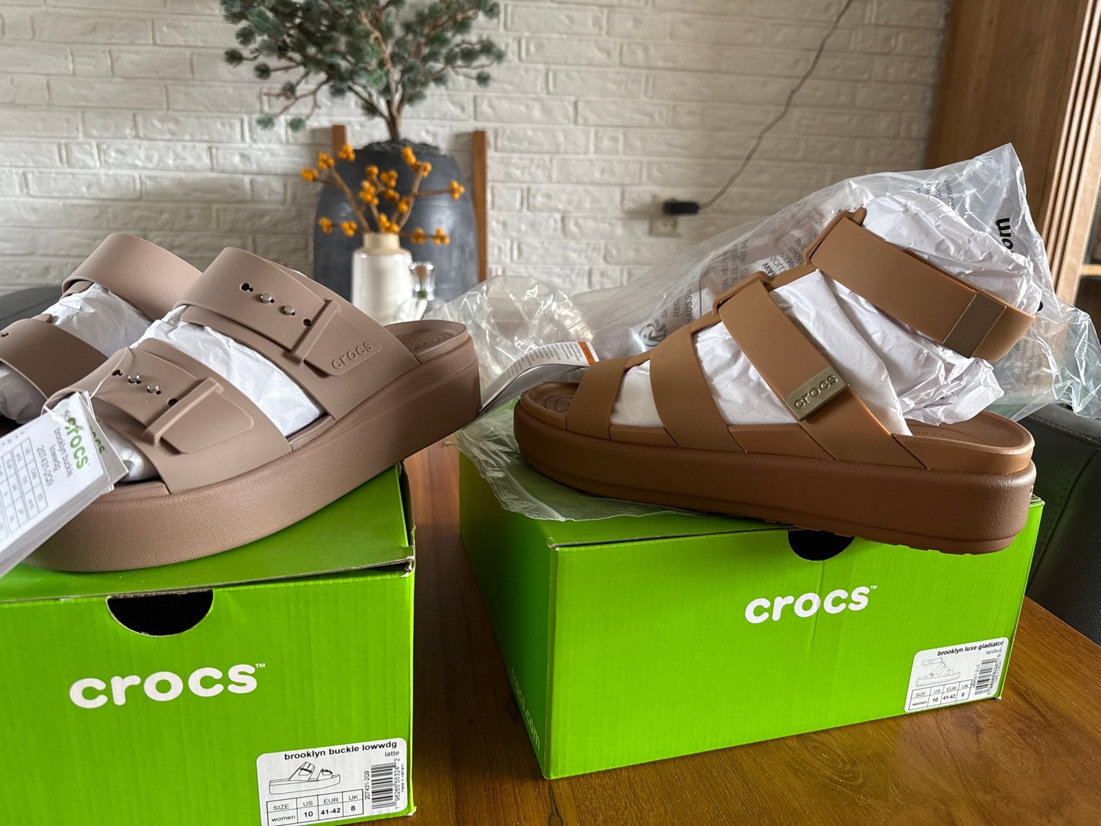 Nieuwe Crocs slippers en dandalen maat 41/42, Ophalen of Verzenden, Nieuw, Bruin, Sandalen of Muiltjes