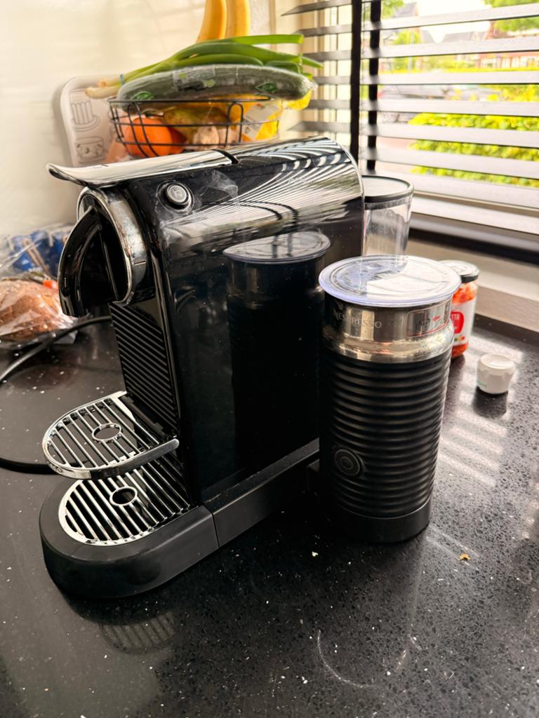 Nespresso coffee machine with milk frother, Ophalen, Gebruikt, Nespresso, Nespresso