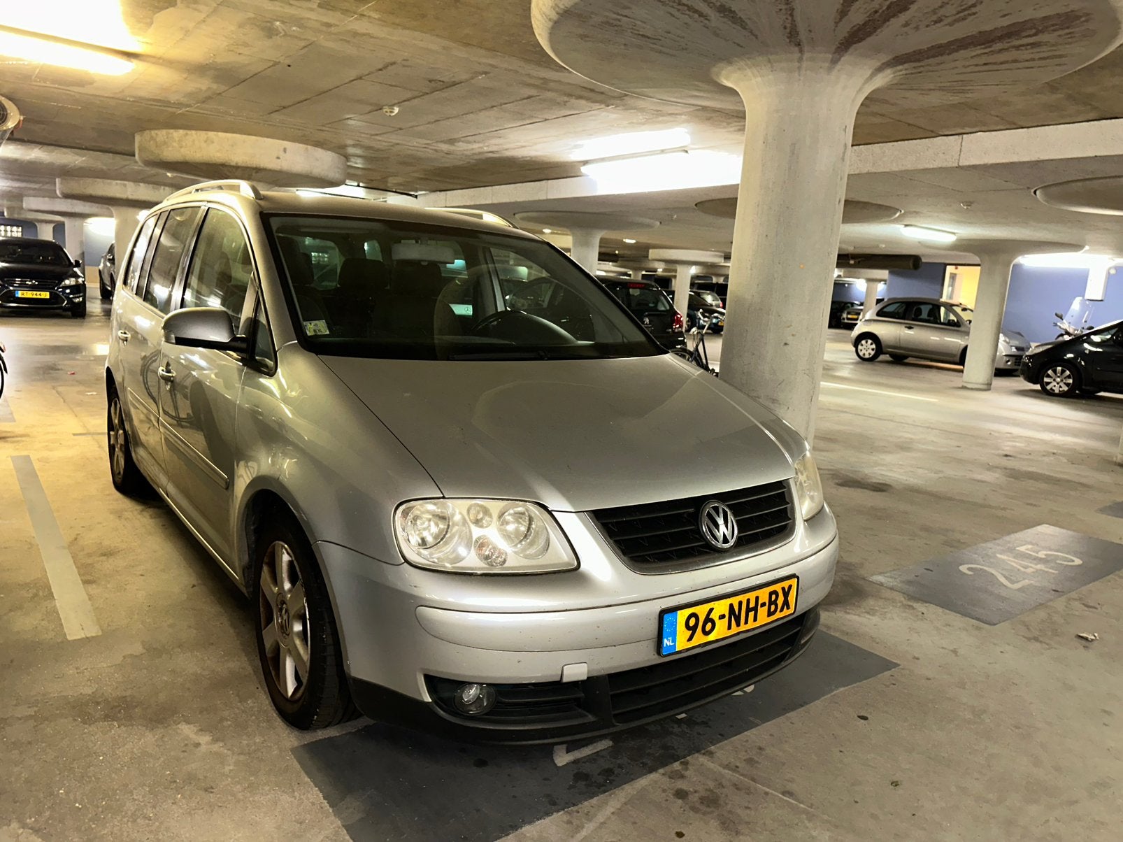 Volkswagen Touran 1.6 5 Pers LEES TEKST ZO MEENEMEN!, Auto's, Volkswagen, Stof, Zwart, Origineel Nederlands, 75 €/maand