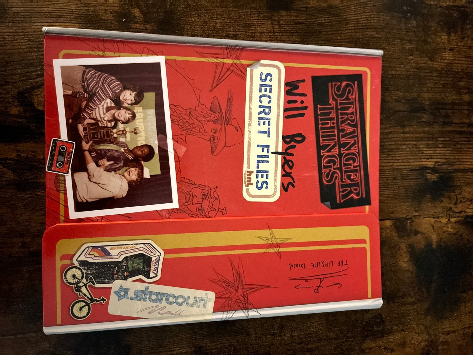 STRANGER THINGS BOEK, Ophalen of Verzenden, Zo goed als nieuw, Tv, Overige typen
