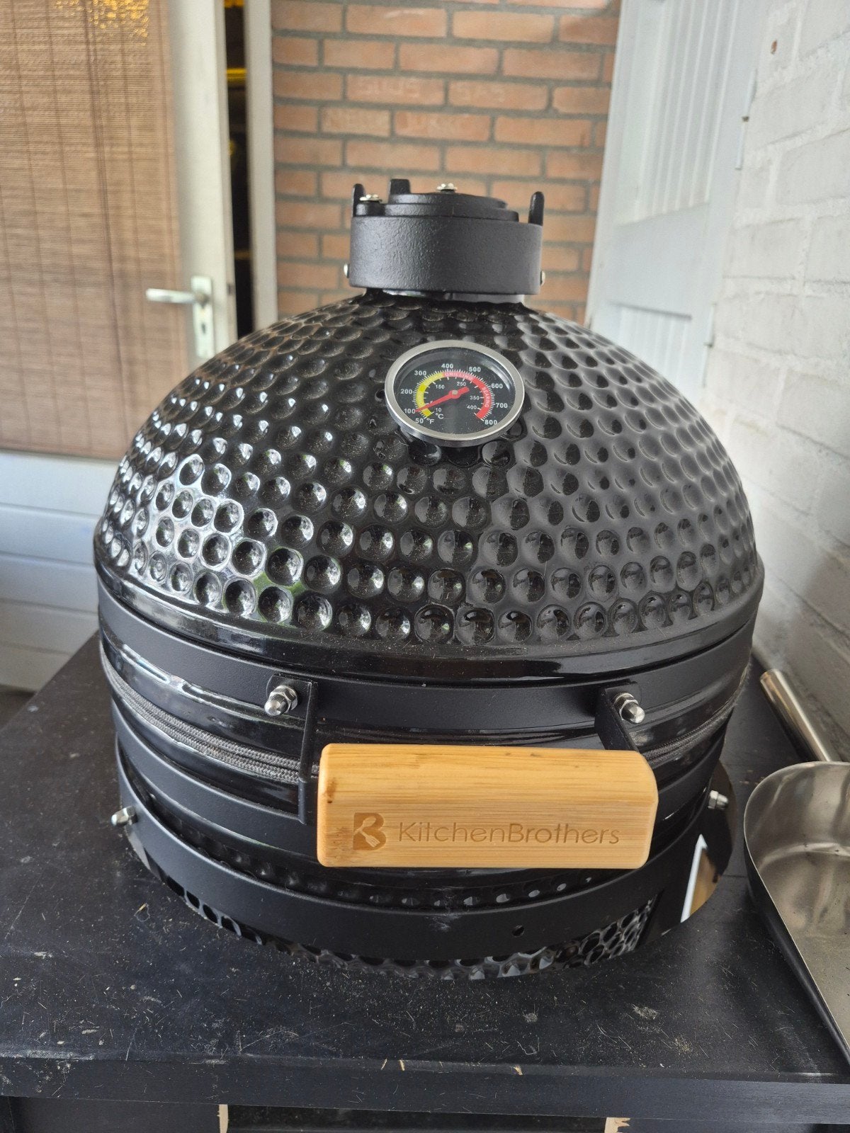 Kamado Kitchen Brothers 16 inch met onderstel en hoes, Ophalen, Zo goed als nieuw, KitchenBrothers, Met accessoires
