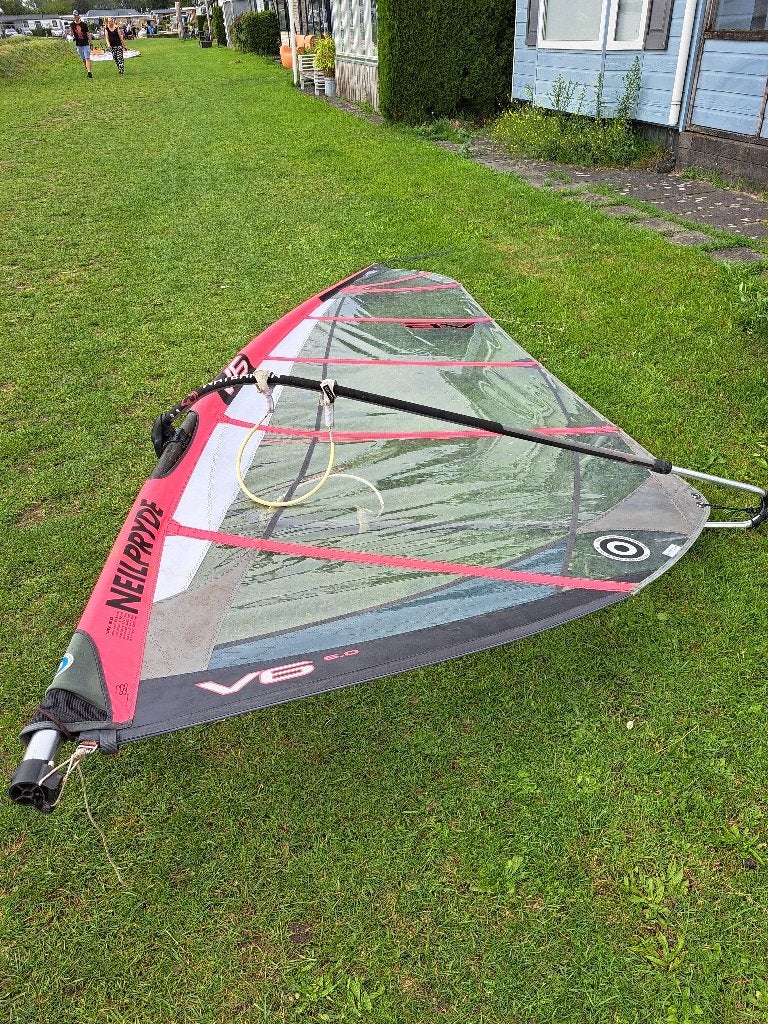NeilPryde V6 Windsurfzeil 6.0 m² met giek, Watersport en Boten, Ophalen, Gebruikt, 5 tot 6.5 m², Neilpryde