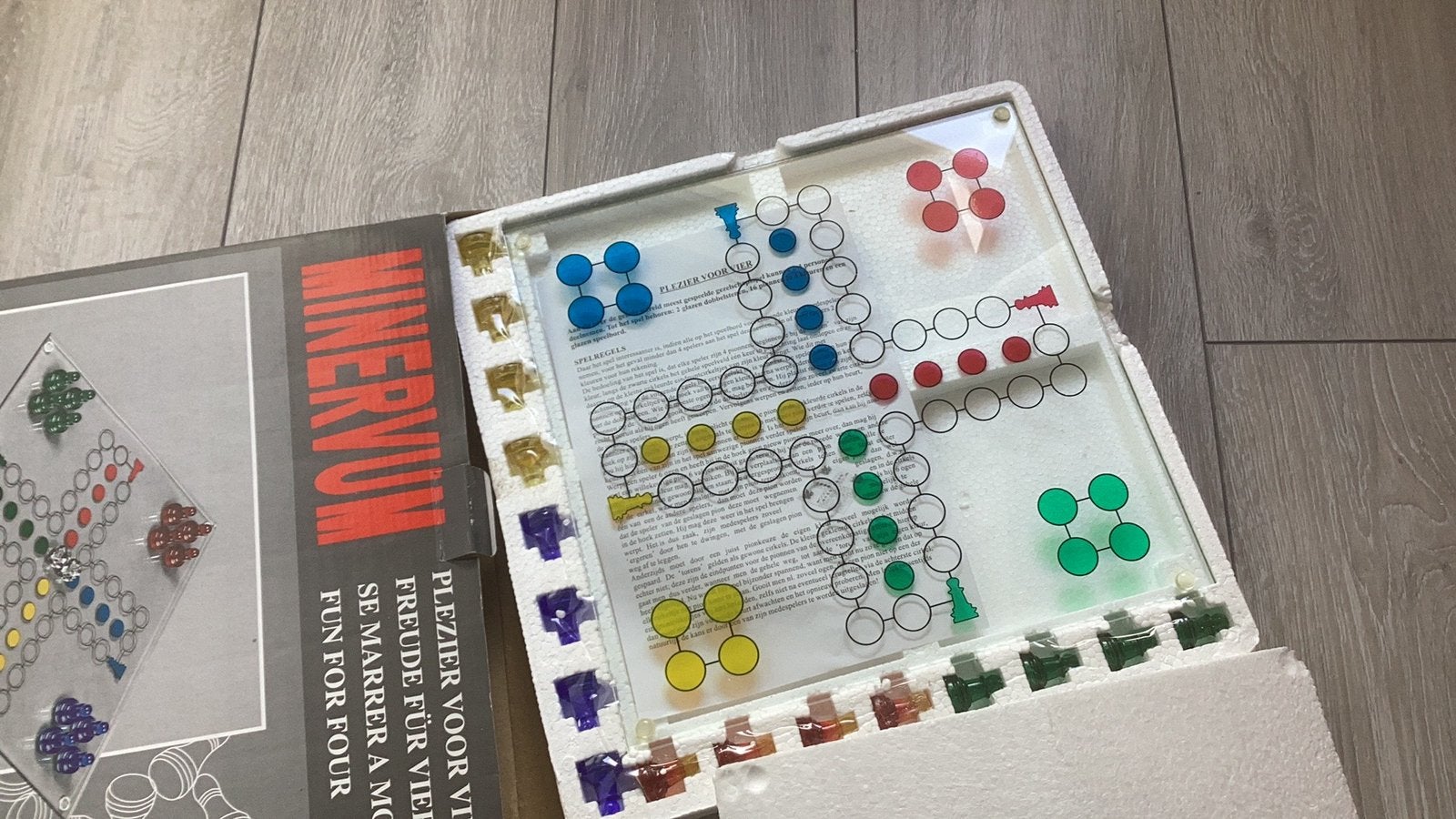 Glazen mens erger je niet, Hobby en Vrije tijd, Gezelschapsspellen | Bordspellen, Drie of vier spelers, Ophalen of Verzenden, Nieuw