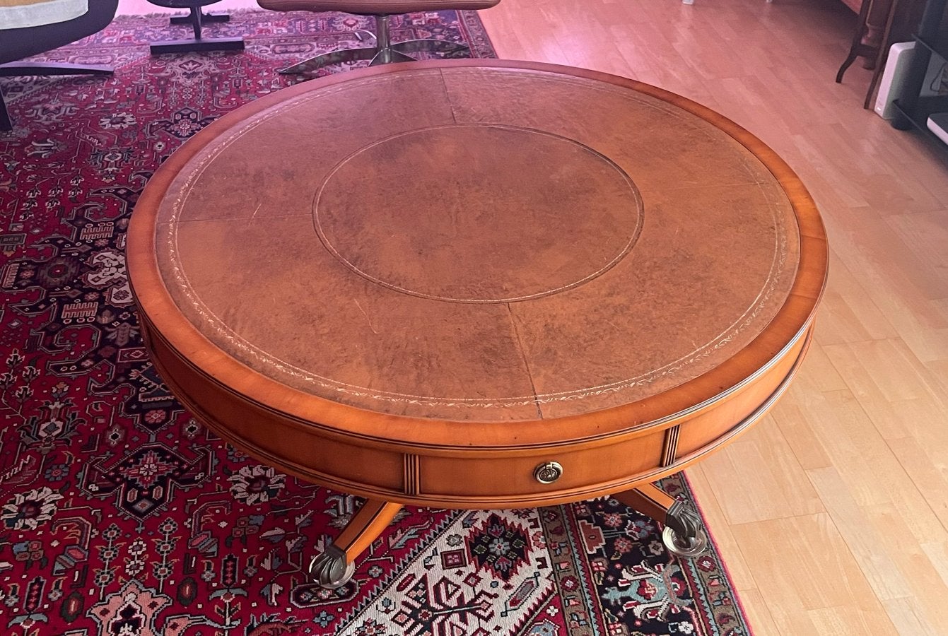 Ronde salontafel met 4 lades en leer ingelegd blad, Ophalen, 100 tot 150 cm, Rond, Zo goed als nieuw