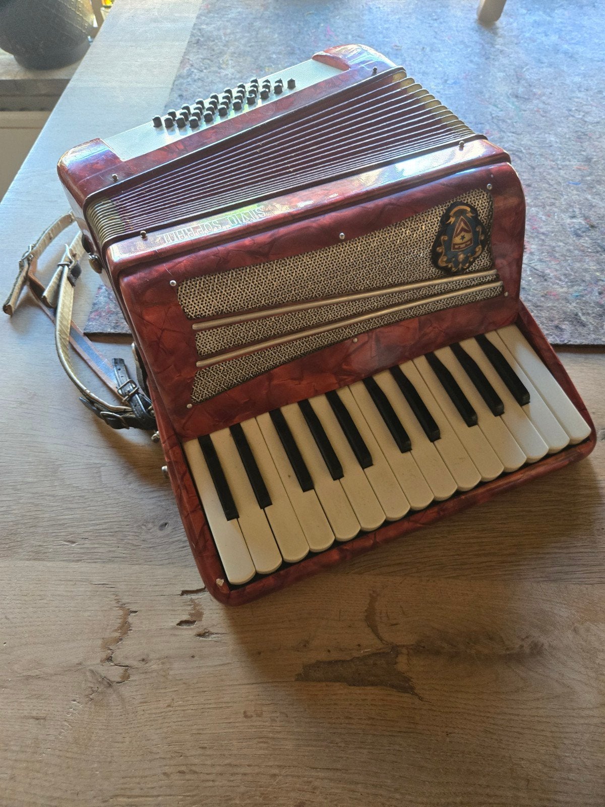 Silvio Soprani Accordeon - Rood, Gebruikt, Muziek en Instrumenten, Accordeons, Overige merken, Gebruikt, Met riemen, 32-bas