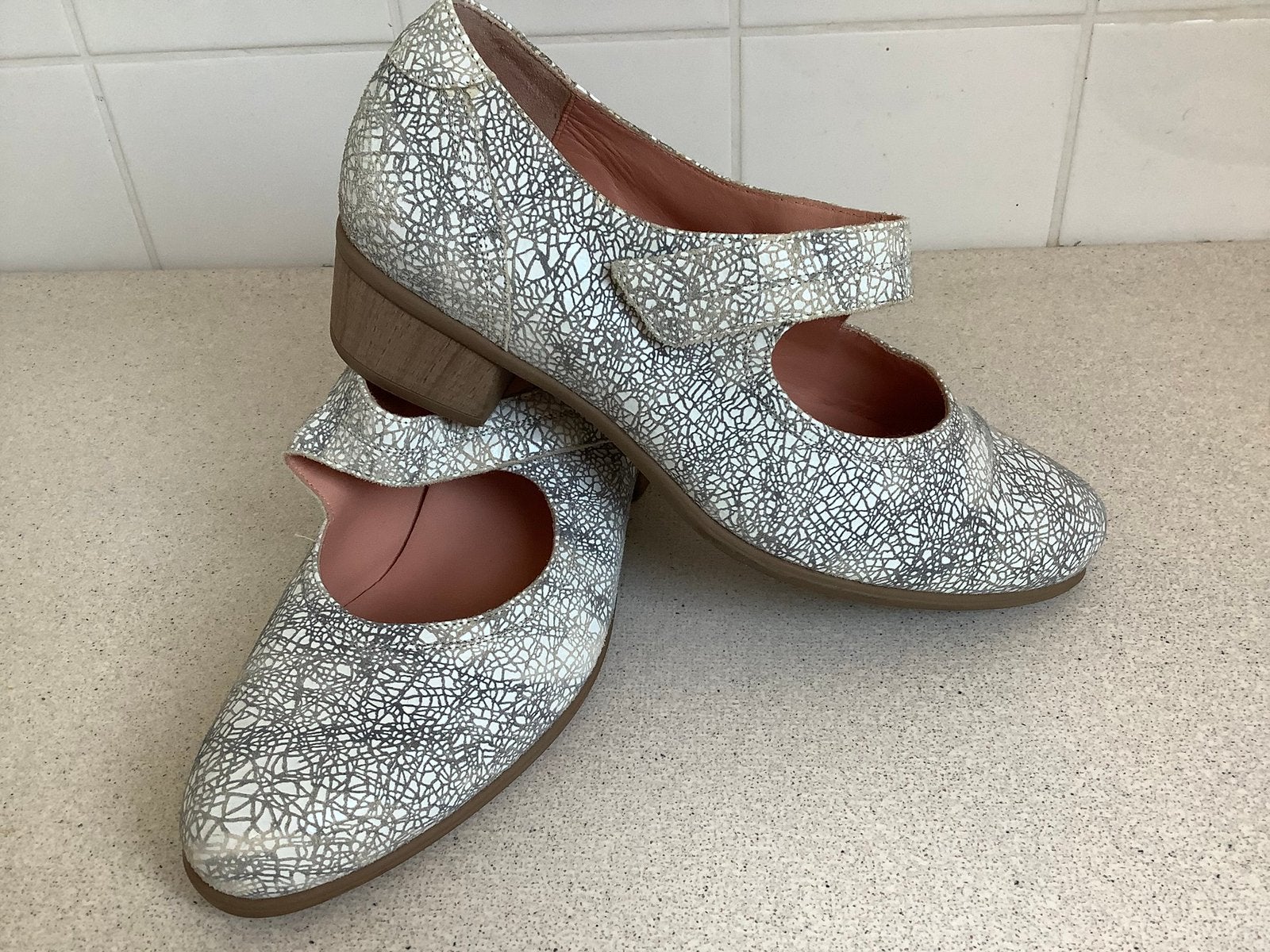 Durea zomerschoenen mt 38,5 licht/wit/creme., Kleding | Dames, Schoenen, Ophalen of Verzenden, Zo goed als nieuw, Wit, Sandalen of Muiltjes