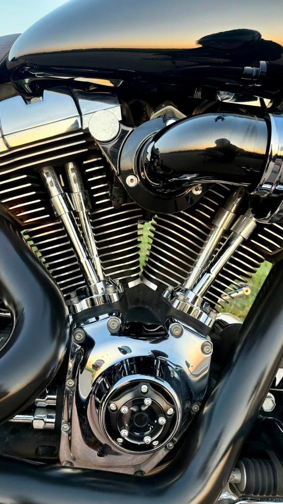 Foto 7 van BREAKOUT CUSTOM, VANCE & HINES, 2014, LED, 14” Fat stuur