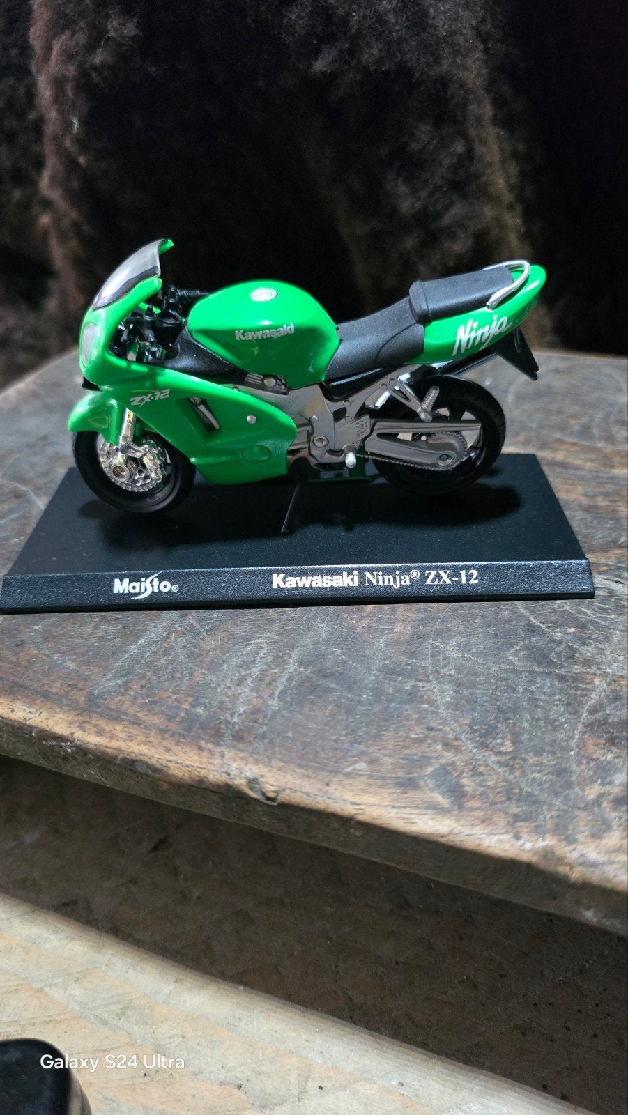 B9 > Kawasaki Ninja ZX-12R
op originele plaatje.
12cm lang, Hobby en Vrije tijd, Modelbouw | Overige, Ophalen of Verzenden